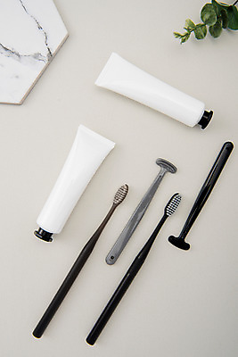 포토 JPG 스튜디오촬영 나뭇잎 실내 사람없음 하이앵글 여러개 칫솔 타일 오브젝트 흰배경 치약 플랫레이 국내포토 뷰포인트 다수 백그라운드 잎 내부 위생용품 흰색 플랫 파일형식