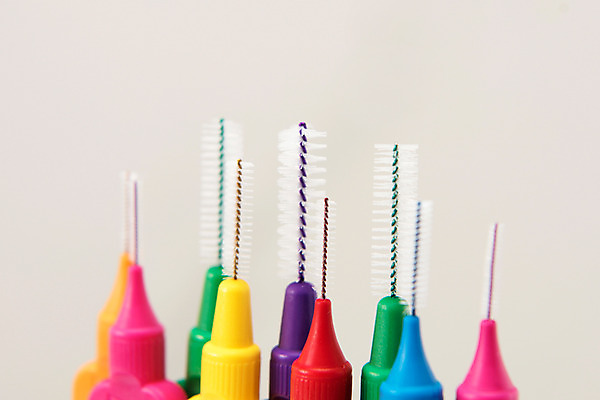 포토 JPG 스튜디오촬영 실내 근접촬영 사람없음 컬러풀 여러개 오브젝트 흰배경 치간칫솔 국내포토 뷰포인트 컬러 다수 백그라운드 내부 흰색 칫솔 파일형식