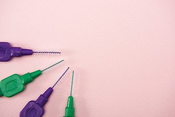 포토 JPG 스튜디오촬영 분홍색 패턴 실내 사람없음 초록색 하이앵글 보라색 여러개 오브젝트 치간칫솔 플랫레이 국내포토 뷰포인트 컬러 다수 무늬 내부 플랫 칫솔 파일형식