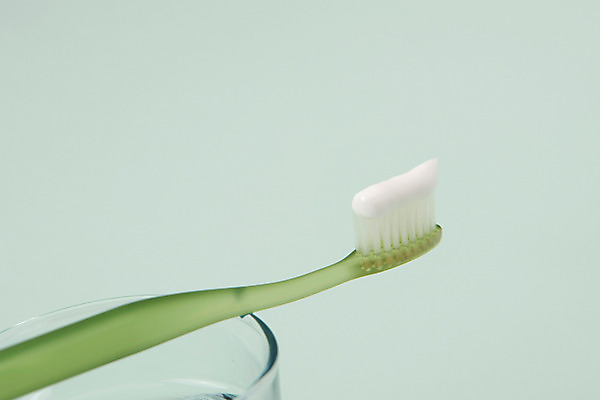 포토 JPG 스튜디오촬영 잔 실내 근접촬영 사람없음 칫솔 오브젝트 치약 녹색배경 국내포토 식기 뷰포인트 백그라운드 내부 초록색 위생용품 파일형식