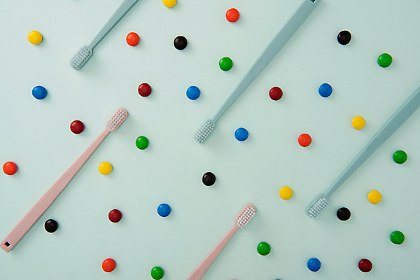 포토 JPG 스튜디오촬영 실내 사람없음 하이앵글 컬러풀 초콜릿 여러개 칫솔 배열 오브젝트 플랫레이 국내포토 뷰포인트 컬러 다수 디저트 내부 위생용품 플랫 파일형식