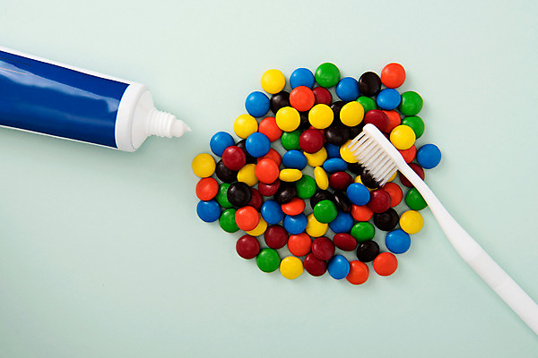 포토 JPG 스튜디오촬영 실내 사람없음 하이앵글 초콜릿 여러개 칫솔 오브젝트 치약 녹색배경 플랫레이 국내포토 뷰포인트 다수 백그라운드 디저트 내부 초록색 위생용품 플랫 파일형식