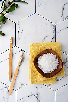 포토 JPG 스튜디오촬영 나뭇잎 실내 사람없음 하이앵글 수건 칫솔 타일 오브젝트 굵은소금 플랫레이 국내포토 뷰포인트 잎 내부 위생용품 플랫 소금 파일형식