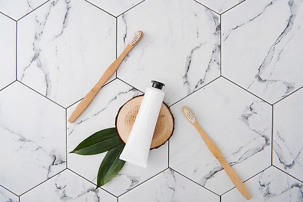 포토 JPG 스튜디오촬영 나뭇잎 실내 사람없음 하이앵글 칫솔 타일 오브젝트 치약 육각형 나무받침 플랫레이 허니콤 국내포토 모양 도형 뷰포인트 잎 내부 목재 위생용품 플랫 받침대 파일형식