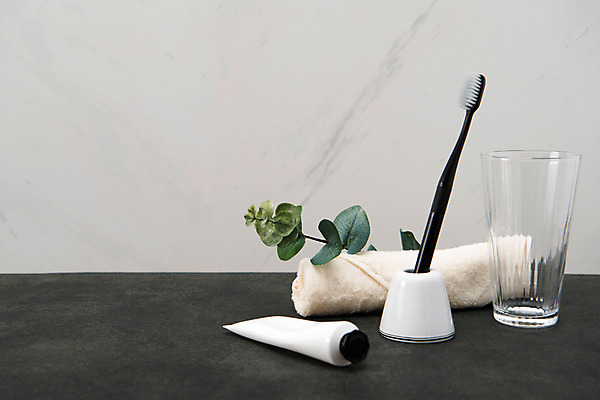 포토 JPG 스튜디오촬영 나뭇잎 잔 실내 사람없음 수건 검은색 칫솔 오브젝트 치약 칫솔꽂이 국내포토 식기 컬러 잎 내부 위생용품 꽂이 파일형식