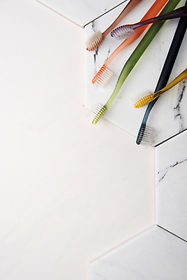 포토 JPG 스튜디오촬영 실내 사람없음 하이앵글 여러개 칫솔 타일 오브젝트 흰배경 플랫레이 국내포토 뷰포인트 다수 백그라운드 내부 위생용품 흰색 플랫 파일형식