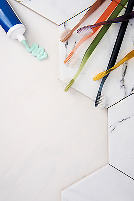 포토 JPG 스튜디오촬영 실내 사람없음 하이앵글 여러개 칫솔 타일 오브젝트 흰배경 치약 플랫레이 국내포토 뷰포인트 다수 백그라운드 내부 위생용품 흰색 플랫 파일형식