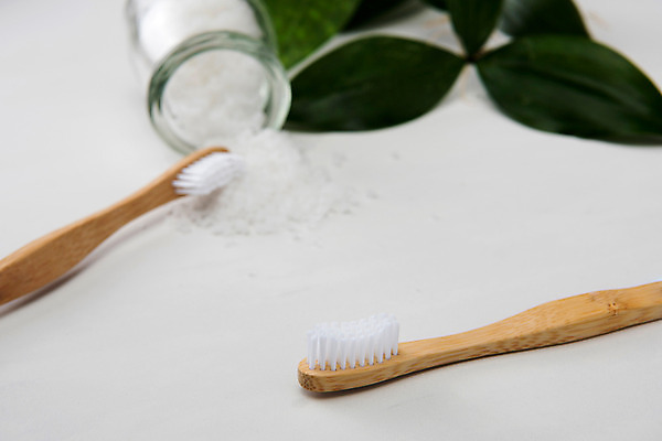 포토 JPG 스튜디오촬영 유리병 나뭇잎 실내 사람없음 두개 칫솔 오브젝트 흰배경 굵은소금 국내포토 백그라운드 잎 2 병_용기 내부 위생용품 흰색 소금 파일형식