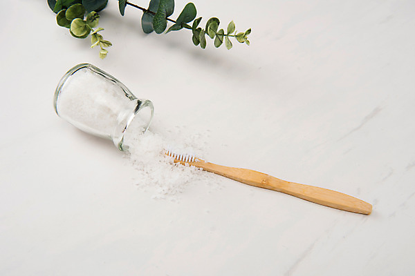 포토 JPG 스튜디오촬영 유리병 나뭇잎 실내 사람없음 칫솔 오브젝트 흰배경 굵은소금 국내포토 백그라운드 잎 병_용기 내부 위생용품 흰색 소금 파일형식