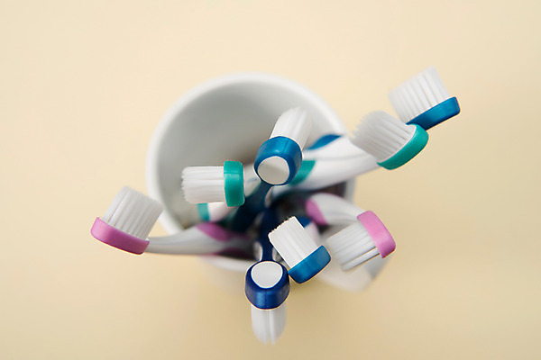 포토 JPG 스튜디오촬영 실내 사람없음 컵 하이앵글 여러개 칫솔 오브젝트 베이지색배경 플랫레이 국내포토 식기 뷰포인트 다수 백그라운드 내부 위생용품 플랫 베이지색 파일형식