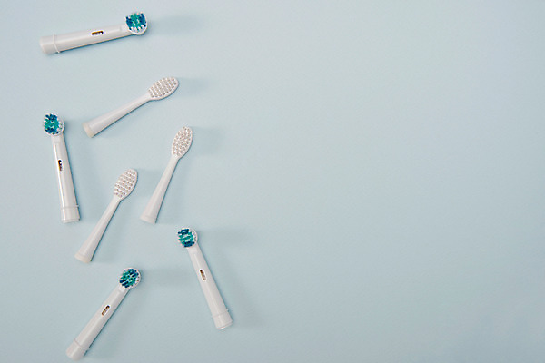 포토 JPG 스튜디오촬영 회색배경 실내 사람없음 하이앵글 여러개 칫솔 오브젝트 전동칫솔 플랫레이 국내포토 뷰포인트 다수 백그라운드 내부 위생용품 회색 플랫 파일형식