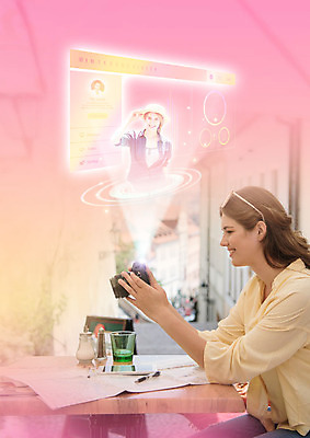 PSD 서양인 외국인 편집이미지 응시 여자 미소 사람 앉기 상반신 20대 성인 두명 스마트기기 카메라 스크린 카페 스마트 물컵 홀로그램 성인여자만 이미지편집 시선 컨셉 모션 표정 인종 청년 컵 전자제품 상점 여자만 성인만 파일형식