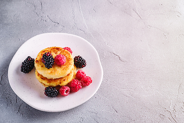 포토 JPG 해외이미지 접시 회색배경 사람없음 달콤 산딸기 블랙베리 팬케이크 콘크리트 카피스페이스 해외포토 식기 백그라운드 과일 케이크 공백 회색 맛 파일형식 이미지허브