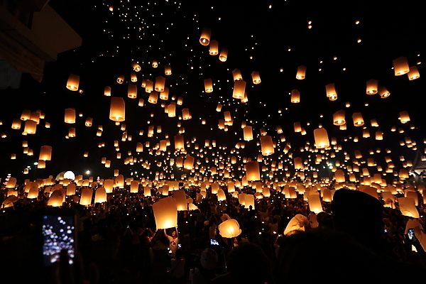 포토 JPG 해외이미지 사람 여러명 야외 빛 군중 야간 풍등 풍등날리기 풍등놀이 풍등행사 풍등축제 해외포토 자연요소 다수 놀이 조명 이벤트 등축제 파일형식 이미지허브
