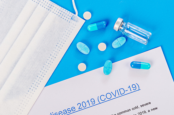 포토 JPG 해외이미지 종이 의학 실내 마스크 사람없음 알약 약 문서 파란배경 코로나바이러스 바이알 델타변이바이러스 오미크론 해외포토 백그라운드 내부 파란색 의료용품 바이러스 파일형식 이미지허브