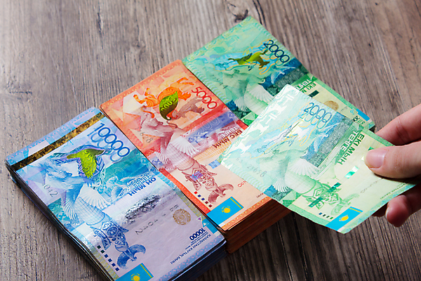 포토 JPG 해외이미지 손 종이 컨셉 지폐 돈 비즈니스 성공 사람없음 금융 경제 쪽지 저축 잡기 재산 투자 팩 이익 보물 우표 보험 계산서 월급 고립 소셜 위기 자금 카자흐스탄 비용 해외포토 아시아 모션 신체부위 화장품 파일형식 이미지허브