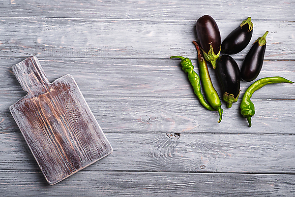 포토 JPG 해외이미지 음식 백그라운드 농업 다이어트 채소 재료 고추 가지 도마 건강 요리 사람없음 목재 초록색 쌓기 주방 보라색 검은색 회색 신선 뜨거움 양념 향신료 유기농 질감 매움 날것 칼로리 후추 숙성 채식주의자 할라피뇨 카피스페이스 억울 비건 해외포토 나무 웰빙 감정 산업 컬러 모션 주방용품 공백 맛 채식 향미료 파일형식 이미지허브