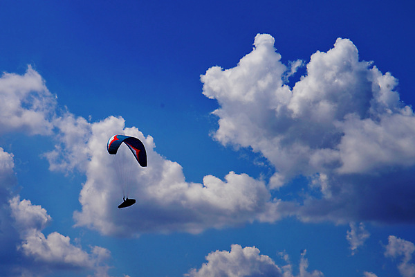 포토 JPG 해외이미지 주간 남자 백그라운드 하늘 한명 사람 풍경 성인 야외 맑음 비행 자신감 파일럿 낙하산 체코 패러글라이딩 글라이더 성인남자한명만 해외포토 자연요소 직업 1 감정 유럽 스포츠 날씨 남자한명만 성인남자만 파일형식 이미지허브