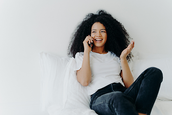 포토 JPG 해외이미지 1 라이프스타일 손 여자 행복 여유 통신 베개 아침 휴식 주택 실내 말하기 대화 미소 사람 손짓 사람없음 10대 스마트폰 핸드폰 기쁨 침실 흰색 침대 연결 무선전화기 만족 전자 부름 거짓말 셀룰러 해외포토 주간 감정 컬러 가구 컨셉 침구 모션 청소년 표정 내부 건물 생활 신체부위 전자제품 스마트기기 전화기 파일형식 이미지허브