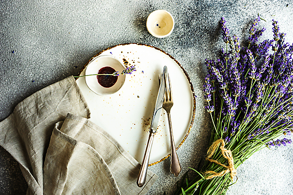 포토 JPG 해외이미지 식기 접시 꽃다발 포크 회색배경 사람없음 하이앵글 나이프 냅킨 라벤더 해외포토 꽃 뷰포인트 백그라운드 회색 칼 허브 파일형식 이미지허브