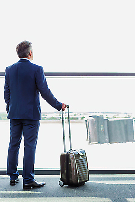 포토 JPG 해외이미지 직업 응시 여행 비즈니스 사업가 창문 회의 한명 서기 정장 경제 파란색 여행가방 회색 짐 업무 작업 비즈니스맨 공항 대문 승객 해외포토 1 시선 옷 남자 컬러 가방 교통시설 모션 사람 문 직장인 파일형식 이미지허브