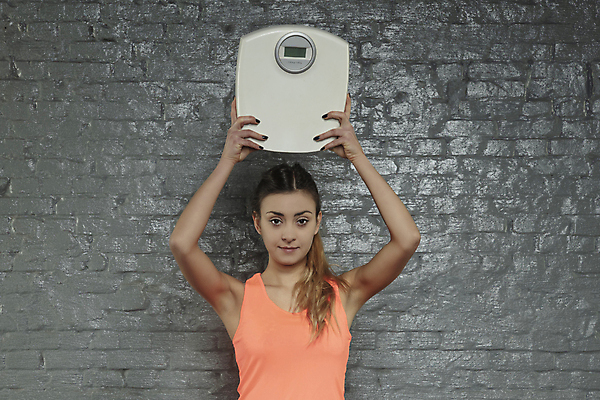 포토 JPG 해외이미지 백인 라이프스타일 여자 다이어트 회색배경 한명 들기 상반신 성인 앞모습 건강관리 결과 체중계 성인여자한명만 들어올리기 해외포토 서양인 1 뷰포인트 백그라운드 컨셉 모션 건강 관리 사람 생활 회색 여자한명만 성인여자만 파일형식 이미지허브