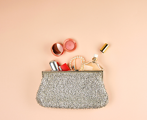 포토 JPG 해외이미지 실내 사람없음 화장품 립스틱 진주목걸이 아이섀도 파우치 향수병 베이지색배경 해외포토 백그라운드 가방 목걸이 내부 뷰티 향수 베이지색 진주_보석 병_담는 파일형식 이미지허브