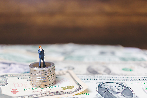 포토 JPG 해외이미지 모델 남자 유럽 백그라운드 컨셉 돈 비즈니스 성공 사람 정장 사람없음 금융 숫자 동전 미니어처 업무 비즈니스맨 재산 투자 미니 세금 수입 해외포토 문자 옷 나라 경제 모형 작업 직장인 파일형식 이미지허브