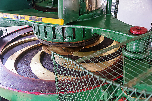 포토 JPG 해외이미지 전통 접시 산업 음료 잎 농업 공장 기술 경비 사람없음 목재 초록색 노란색 금속 기계 장비 수확 골동품 칼날 기술자 그릴 자르기 유기농 박물관 망사 놋쇠 스리랑카 시범 옛날 커터 해외포토 나무 식물 직업 식기 웰빙 아시아 컬러 재료 공업 모션 재질 주방용품 안전 직물 보호 파일형식 이미지허브