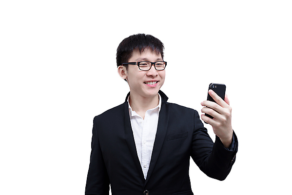 포토 JPG 해외이미지 모델 1 손 응시 남자 행복 아시아 안경 무기 백그라운드 셔츠 비즈니스 놀이 성공 모바일 노동자 한명 서기 웃음 사람 동양인 정장 소년 성인 스마트폰 유행 검은색 흰색 청바지 잡기 비즈니스맨 자신감 스마트 교차 고립 해외포토 직업 시선 잡화 옷 감정 나라 어린이 컬러 컨셉 상의 바지 모션 표정 인종 신체부위 핸드폰 스마트기기 직장인 파일형식 이미지허브