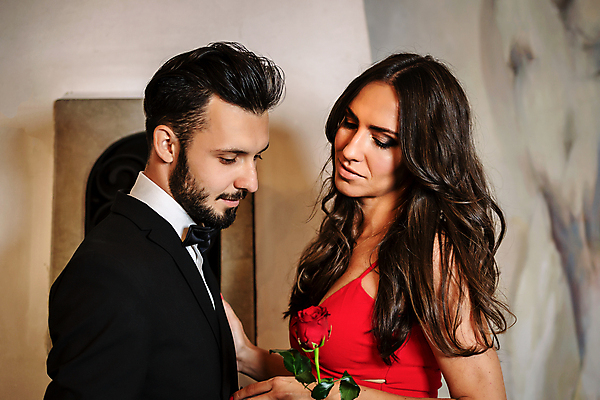 포토 JPG 해외이미지 커플 드레스 여자 행복 감정 2 관계 키스 아파트 갈색머리 함께함 실내 발렌타인데이 선물 사랑 사람 정장 이벤트 내부 두명 장미 유행 침실 방 화려 클래식 우아함 유혹 열정 옛날 정중 스타일 해외포토 헤어스타일 옷 꽃 컨셉 데이이벤트 주택 애정표현 파일형식 이미지허브