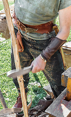 포토 JPG 해외이미지 전통 조각 화살 사람없음 목재 이탈리아 골동품 도구 업무 중세 역사 재산 칼 제조 가죽 활 싸움 전쟁 양궁 사냥꾼 장인 공평 갑옷 궁수 옛날 핸드메이드 해외포토 나무 직업 유럽 스포츠 재료 모션 금융 작업 보호장비 파일형식 이미지허브