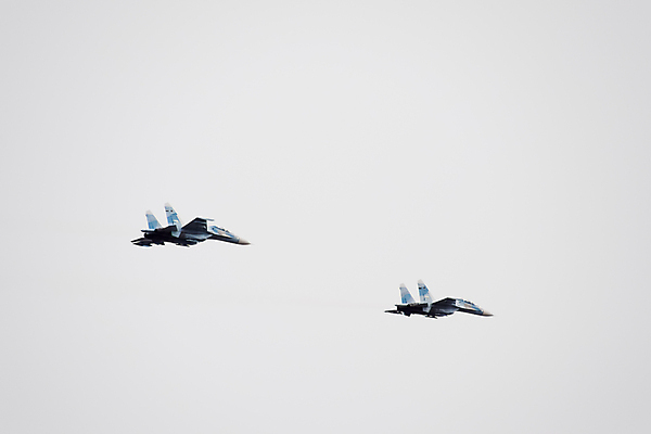 포토 JPG 해외이미지 외관 백그라운드 하늘 비행기 안테나 풍경 사람없음 힘 일몰 폭발 공군 묘사 항공 군용 전쟁 러시아 제트기 육군 곡예비행 대패 러시아인 해외포토 서양인 유럽 통신 항공교통 대중교통 군대 노을 비행 파일형식 이미지허브