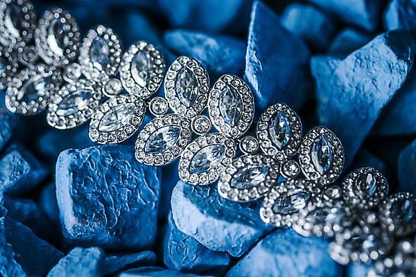 포토 JPG 해외이미지 장신구 팔찌 실내 사람없음 조약돌 화려 우아함 보석 파란배경 다이아몬드 해외포토 백그라운드 컨셉 내부 파란색 돌_바위 광석 파일형식 이미지허브