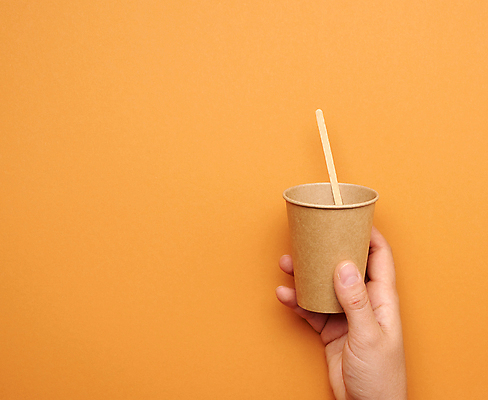 포토 JPG 해외이미지 손 실내 들기 신체부위 자연보호 종이컵 일회용 오브젝트 에코 나무막대 제로웨이스트 주황색배경 해외포토 백그라운드 모션 자연 사람 내부 컵 환경 그린캠페인 주황색 막대 보호 사회이슈 파일형식 이미지허브