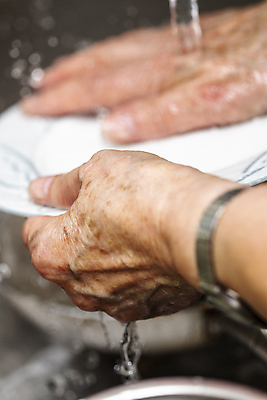 포토 JPG 해외이미지 백인 접시 할머니 가사 주방용품 주택 실내 신체부위 은퇴 설거지 싱크대 수도꼭지 해외포토 서양인 식기 여자 노년 생활용품 사람 내부 건물 개수대 파일형식 이미지허브