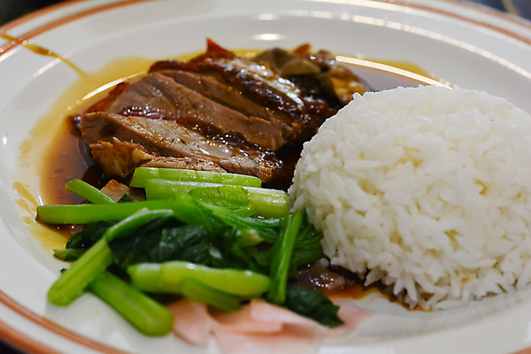 포토 JPG 해외이미지 전통 접시 문화 음식 백그라운드 태국 밥 오리 건강 육류 요리 동양인 사람없음 빨간색 주방 식당 식사 저녁식사 중국 흰색 맛 그릴 바비큐 가슴 굽기 피부 메뉴 점심식사 해외포토 식기 아시아 컬러 컨셉 식재료 조류 주방용품 인종 신체부위 상점 구이 파일형식 이미지허브