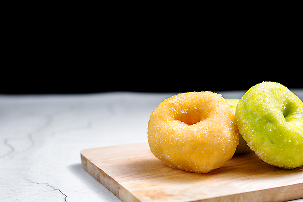 포토 JPG 해외이미지 음료 음식 유리 디저트 사람없음 목재 초록색 컬러풀 갈색 노란색 파티 얼음 빵집 우유 흰색 축하 대접 신선 반지 원형 구멍 도넛 달콤 맛 아침식사 폐기물 설탕 굽기 먹기 뿌리기 속도 상쾌 반죽 밀가루 칼로리 바닐라 페스츄리 해로움 핸드메이드 프로스팅 해외포토 자연요소 도형 나무 감정 빵 컬러 컨셉 재료 장신구 모션 재질 유제품 이벤트 상점 식사 쓰레기 가루 구이 제빵 파일형식 이미지허브