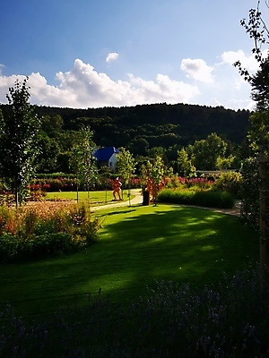 포토 JPG 해외이미지 나무 식물 구름 손 공원 꽃 얼굴 음식 시계 백그라운드 밭 인터넷 학교 가족 하늘 거리 주택 사람없음 야외 건물 옆모습 초록색 물 빛 사무실 유행 정원 운전 기차 도시 큼 책상 사인 고립 그만 선로 해외포토 자연요소 건축물 공공시설 교육 육상교통 뷰포인트 컬러 가구 농업 비즈니스 관계 모션 대중교통 신체부위 크기 파일형식 이미지허브