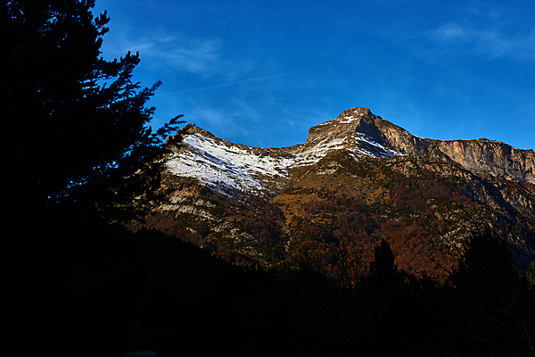 포토 JPG 해외이미지 여행 겨울 휴가 스키 휴식 산 풍경 사람없음 목재 농장 시골 소나무 정상 숲 언덕 만족 눈내림 해외포토 나무 계절 감정 컨셉 농업 재료 겨울스포츠 눈_날씨 파일형식 이미지허브