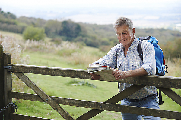 포토 JPG 해외이미지 백인 응시 남자 행복 지도 배낭 영국 건강 한명 사람 취미 가로 걷기 산책 하이킹 시골 60대 은퇴 대문 카피스페이스 해외포토 서양인 1 시선 노년 감정 유럽 가방 모션 레저 휴식 문 공백 파일형식 이미지허브