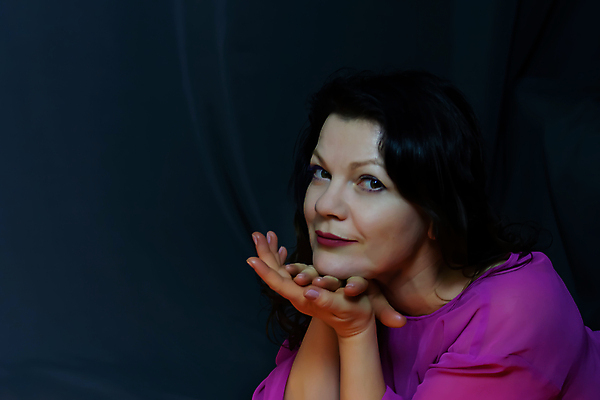 포토 JPG 해외이미지 백인 직업 응시 옷 여자 행복 벽 40대 50대 포즈 백그라운드 성공 갈색머리 실내 한명 서기 미소 사람 성인 유행 우주 재킷 회색 자신감 우아함 닫기 경영자 개성 스타일 카피스페이스 해외포토 서양인 1 헤어스타일 시선 감정 컬러 중년 컨셉 모션 표정 내부 공백 외투 리더 파일형식 이미지허브