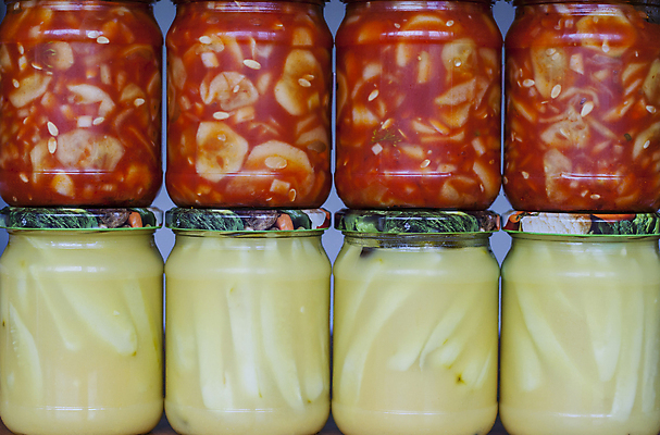 포토 JPG 해외이미지 유럽 음식 채소 유리 오이 사람없음 빨간색 노란색 뚜껑 흰색 항아리 유기농 피클 인도네시아 성분 모나코 해외포토 웰빙 나라 아시아 컬러 재질 도자기 절임 파일형식 이미지허브