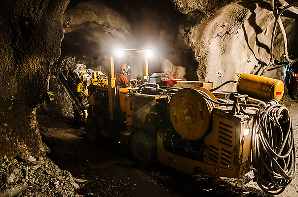 포토 JPG 해외이미지 직업 남자 산업 비즈니스 노동자 안전 사람 사람없음 어둠 힘 업무 수술 헬멧 발굴 지하 공학 광부 석탄 제어 추출 해외포토 교육 의학 치료 작업 보호장비 파일형식 이미지허브