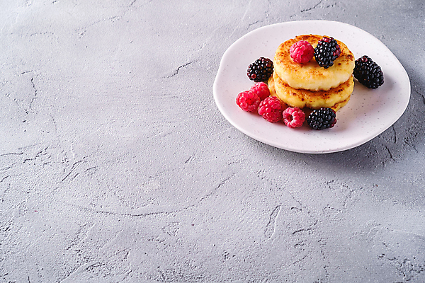 포토 JPG 해외이미지 접시 회색배경 사람없음 달콤 산딸기 블랙베리 팬케이크 콘크리트 카피스페이스 해외포토 식기 백그라운드 과일 케이크 공백 회색 맛 파일형식 이미지허브