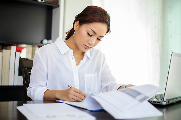 포토 JPG 해외이미지 직업 학생 라이프스타일 응시 여자 행복 인터넷 비즈니스 사업가 통신 성공 무선통신 휴식 설계 주택 실내 한명 사람 앉기 동양인 성인 노트북 스마트폰 핸드폰 컴퓨터 소파 사무실 독서 공책 방 타이핑 작업 비즈니스우먼 연결 무선전화기 온라인 주인 프리랜서 중소기업 해외포토 1 시선 감정 컨셉 의자 회사 모션 문구용품 인종 내부 건물 생활 전자제품 스마트기기 직장인 전화기 파일형식 이미지허브
