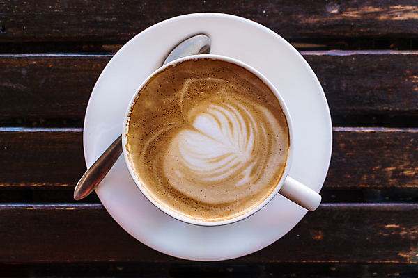 포토 JPG 해외이미지 커피 음료 음식 백그라운드 탁자 사람없음 목재 컵 갈색 숟가락 어둠 거품 우유 수확 흰색 하트 뜨거움 정상 티스푼 컵받침 피부 크림 카푸치노 에스프레소 라떼 스타일 해외포토 모양 나무 식기 컬러 가구 농업 재료 유제품 수저 신체부위 받침대 파일형식 이미지허브