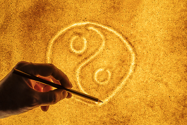 포토 JPG 해외이미지 문양 손 예술 모래 신체부위 빛 연필 잡기 원형 그림 샌드아트 해외포토 도형 모션 학용품 사람 필기구 파일형식 이미지허브