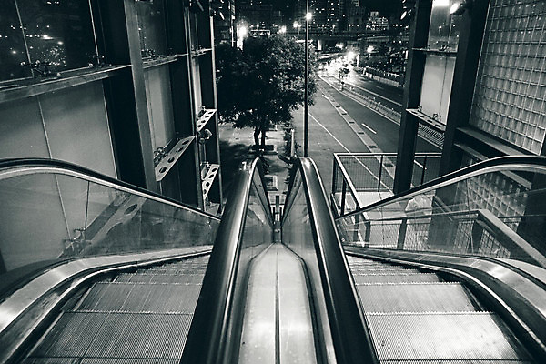포토 JPG 해외이미지 도로 벽 이동 비즈니스 건축양식 창문 난간 모션 유리 모바일 거리 바닥 흑백 사람없음 야외 건물 계단 금속 어둠 산책 과학기술 추위 도시 투명 보행자 야간 연결 접속 에스컬레이터 승객 단계 편리함 방법 자동 해외포토 자연요소 건축물 건축 길 컨셉 교통시설 재질 휴식 기술 촬영기법 파일형식 이미지허브