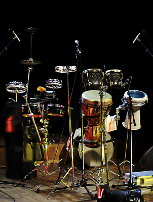 포토 JPG 해외이미지 직업 음악 불꽃 타악기 사람없음 빛 세트 금속 검은색 어둠 소리 콘서트 음악가 장비 무대 기구 악단 드럼 롤 쇼 재즈 드러머 뮤지컬 베이스 팝 펑크 해외포토 악기 컬러 재질 불 현악기 문화예술 공연 파일형식 이미지허브